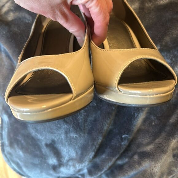 Bandolino B Flexible Peep Toe Heels - Picture 3 of 9